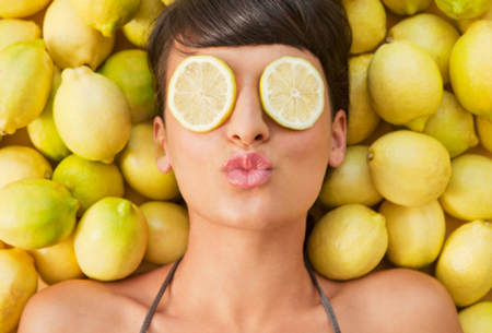 cham-soc-da-xam-den-voi-chanh-tuoi